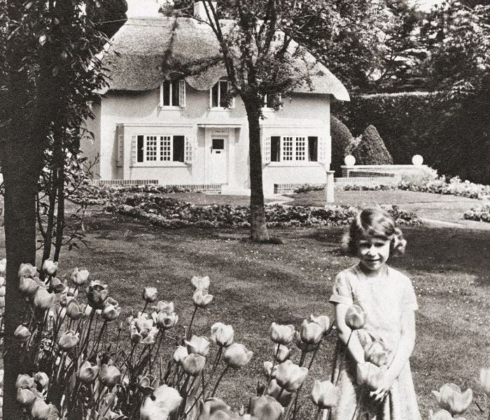 Принцесса Елизавета возле своего маленького домика