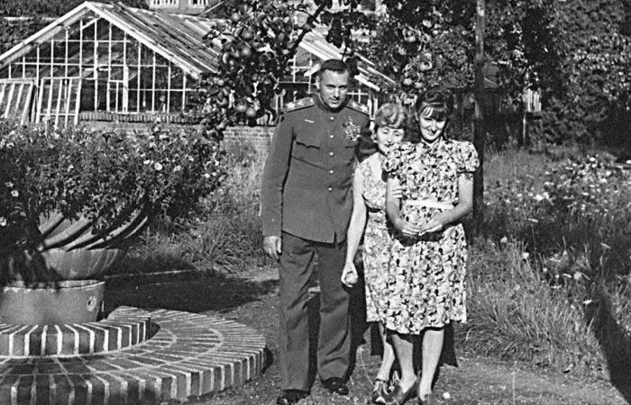 Маршал Рокоссовский с женой и дочерью Маршал Рокоссовский с женой и дочерью