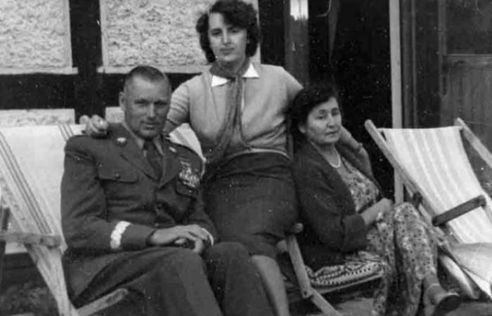 Маршал Рокоссовский с женой и дочерью Маршал Рокоссовский с женой и дочерью