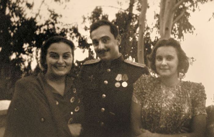 Серго Берия с женой и матерью Серго Берия с женой и матерью