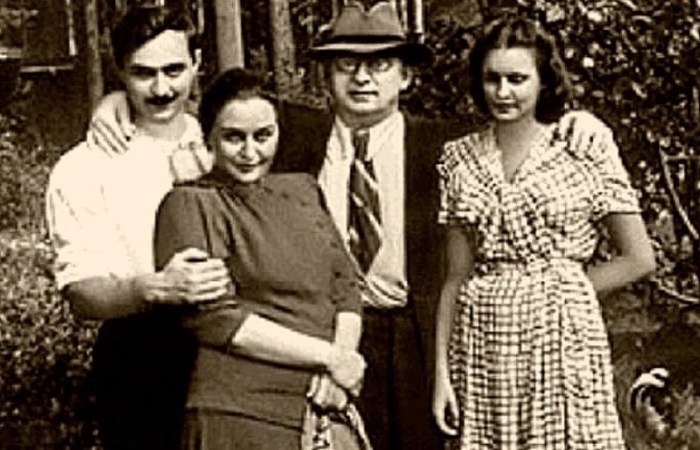 Серго Берия с матерью, отцом и женой Серго Берия с матерью, отцом и женой