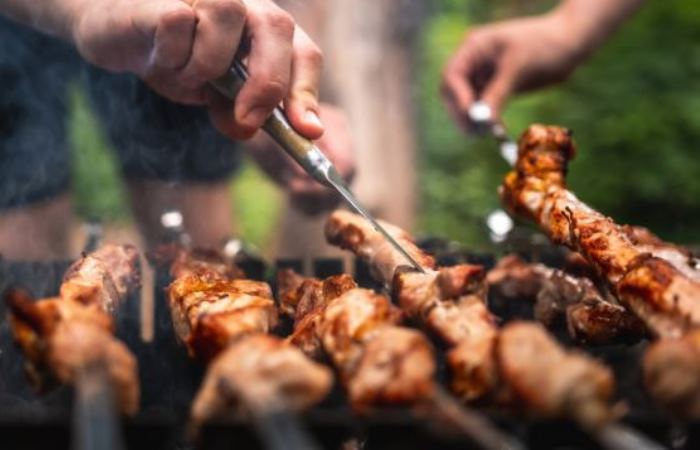 С шашлыком связано много разных традиций