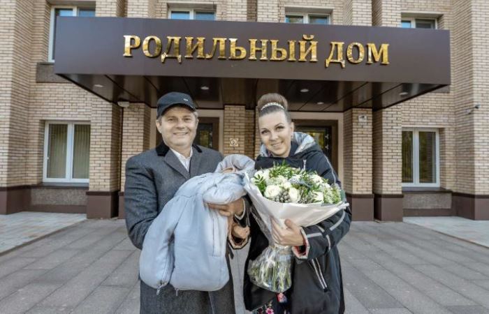 После рождения третьего ребенка супруги решили усыновить еще пятерых детей