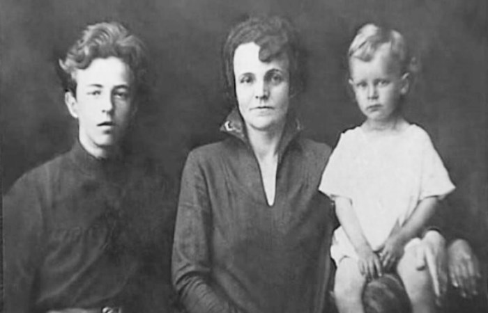 Георгий Свиридов с матерью и братом Вячеславом Георгий Свиридов с матерью и братом Вячеславом