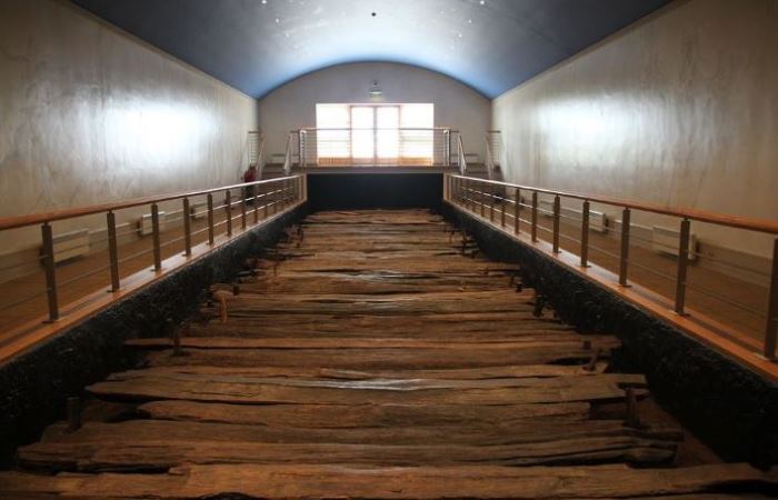 18-метровый отрезок деревянной дороги, который хранится в закрытом зале