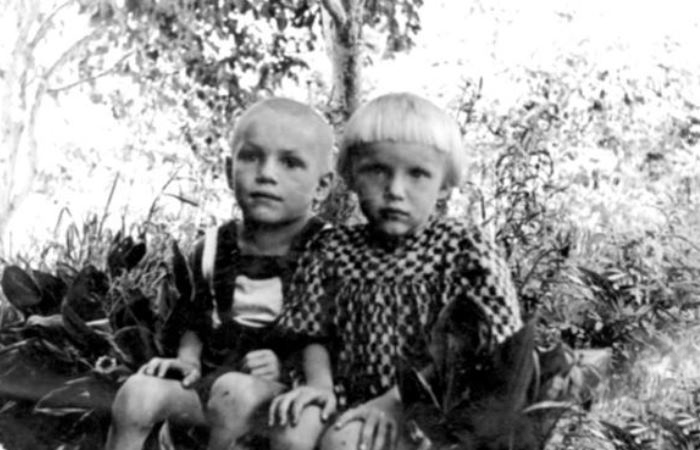 Ульяна в детстве со своим братом Семеном / Фото: rus.tvnet.lv