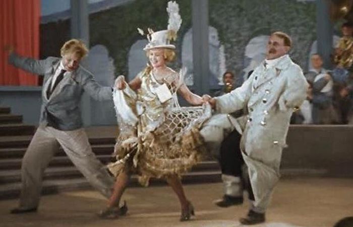 Кадр из фильма Веселые ребята с Любовью Орловой в главной роли