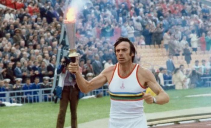 Виктор Санеев на Олимпиаде в Москве с Олимпийским огнем
