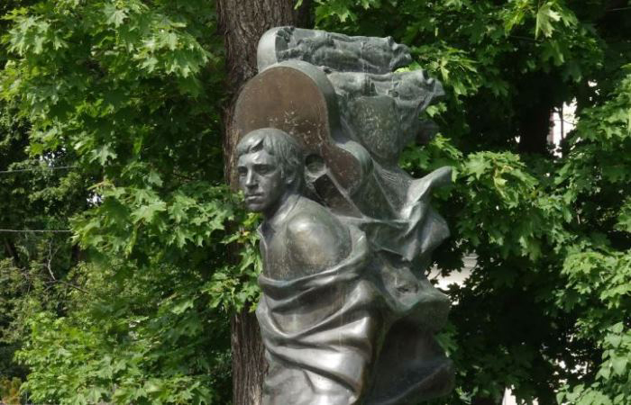 Памятник Высоцкому с изображением коней привередливых Памятник Высоцкому с изображением коней привередливых