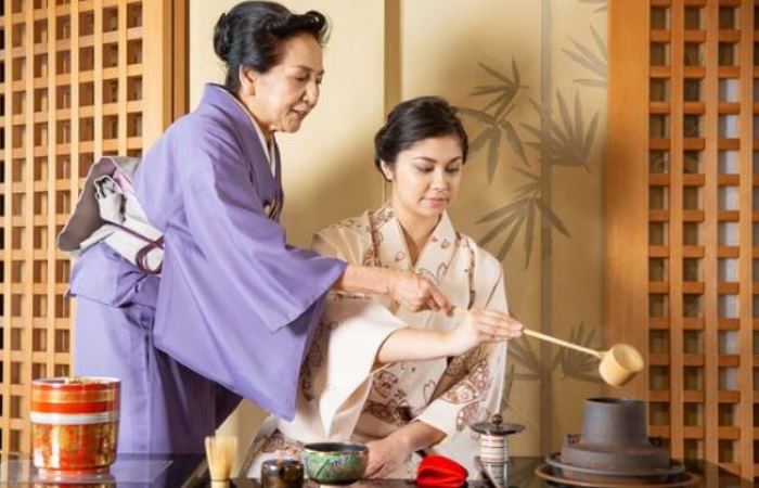 Японская женщина должна заботиться о старших членах семьи