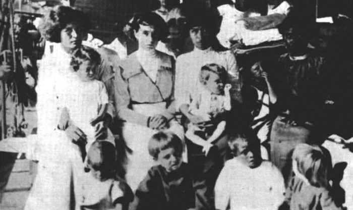 Женщины, выжившие на острове Клиппертон Женщины, выжившие на острове Клиппертон