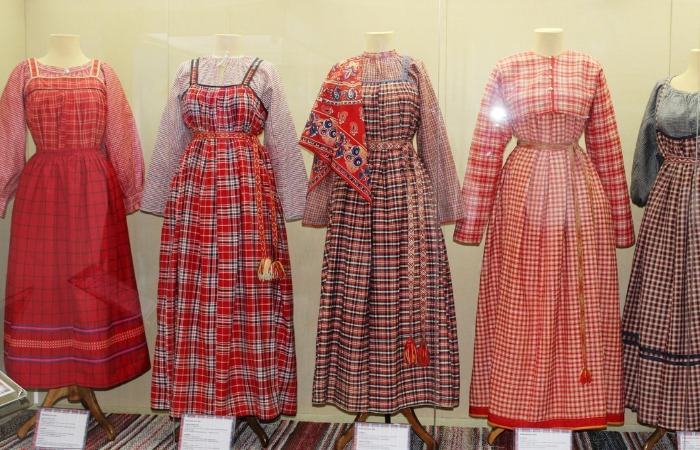 Одежда из пестрядной ткани.