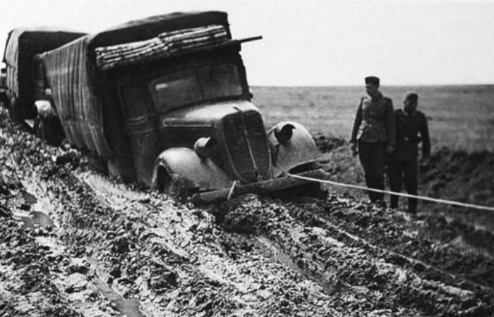 Армия Гитлера столкнулась с невероятным бездорожьем. Армия Гитлера столкнулась с невероятным бездорожьем.