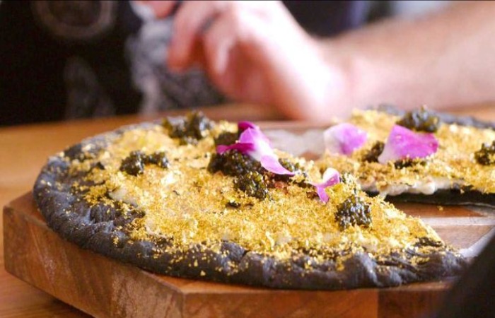 Золотая пицца с сусальным золотом.