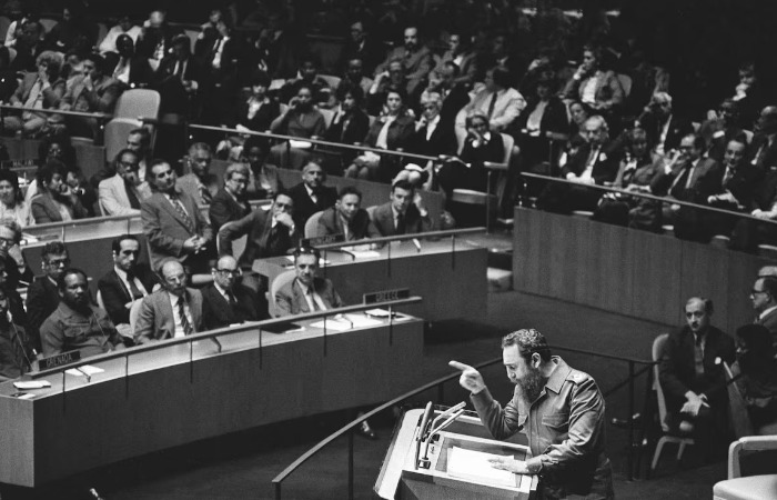 Фидель Кастро выступает с речью на Генеральной Ассамблее ООН.