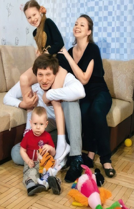 Олег Андреев с детьми и женой Настей. / Фото: uznayvse.ru