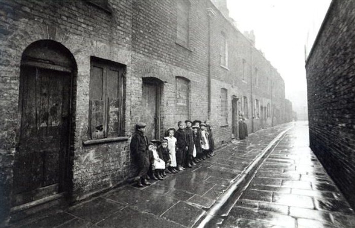 Проемы окон закрыты кирпичом.