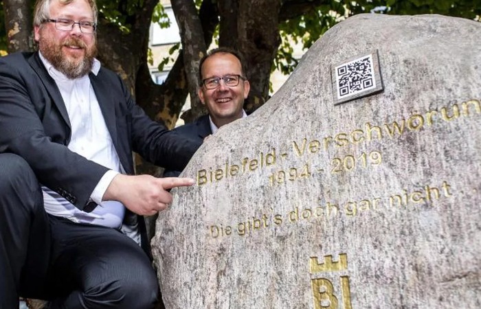 Камень с пиар-кодом в Билефельде.