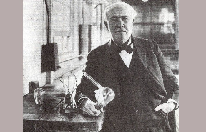 Томас Эдисон создал лампу накаливания. Томас Эдисон создал лампу накаливания.
