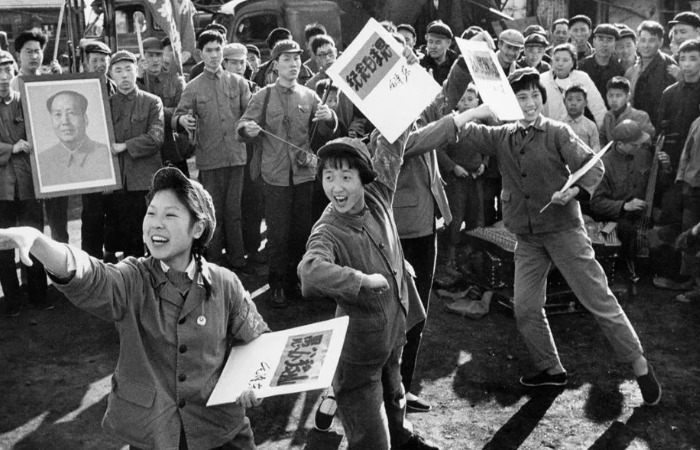 Хунвэйбины - молодежные группы студентов. / Фото: dzen.ru