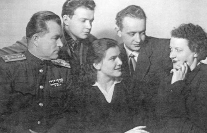 Лев Перфилов с семьей и первой женой. / Фото: olphoto.ru