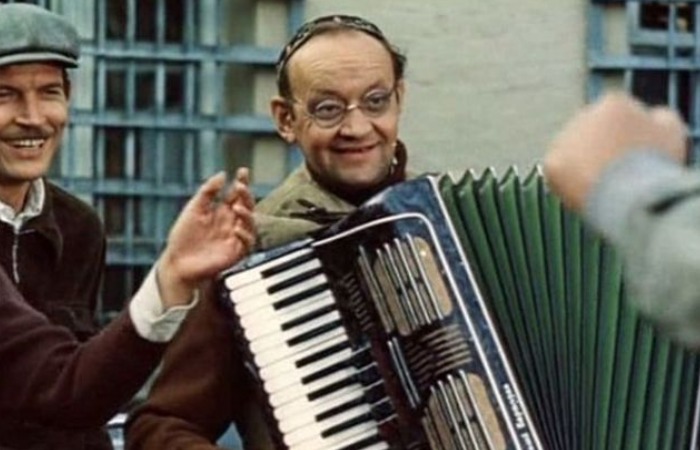 Лев Перфилов в роли фотографа Гриши в фильме Место встречи изменить нельзя. / Фото: aif.ru