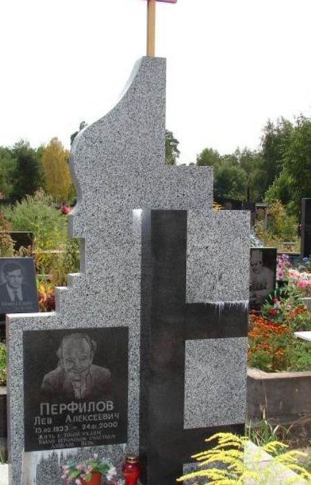 Памятник на могиле Льву Перфилову. / Фото: yaplakal.com