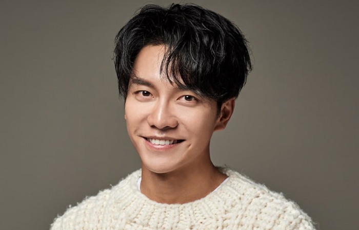 Ли Сын Ги судился с агентством из-за контракта. Ли Сын Ги судился с агентством из-за контракта.