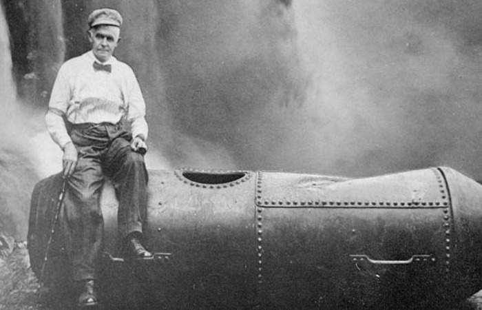 Бобби Лич с бочкой, в которой преодолел Ниагарский водопад.