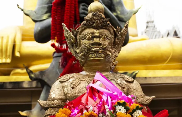 Божество богатства, которому несут подношения, чтобы выиграть в лотерею.