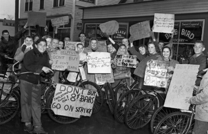 Забастовка детей из-за цены на шоколадку.