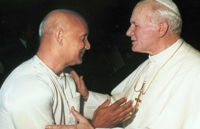 Шри Чинмой с Папой Римским.
