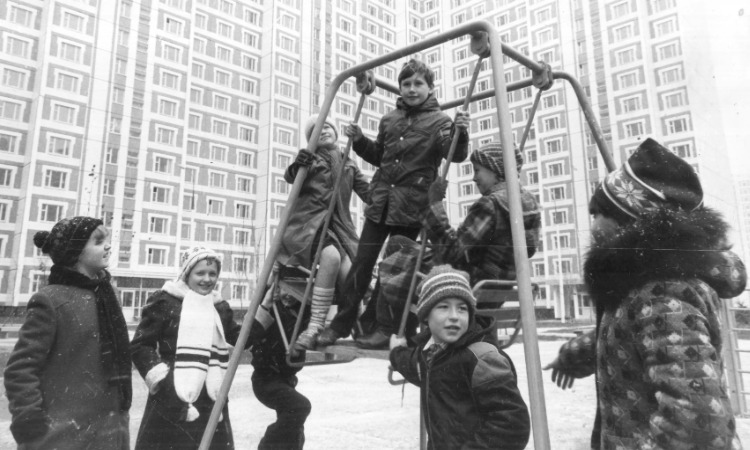Советские дети больше играли на улице.