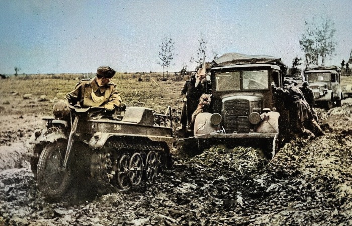 Немцам приходилось вытягивать из грязи каждую машину. Немцам приходилось вытягивать из грязи каждую машину.