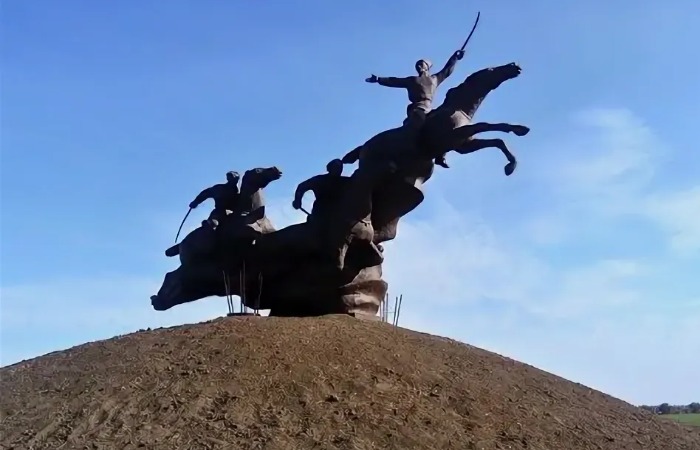 Памятник командиру Думенко.