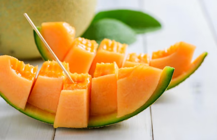 Попробовать дорогую дыню можно кусочками. 