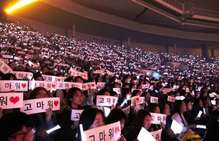 Фанаты кей-поп группы. Фанаты кей-поп группы.