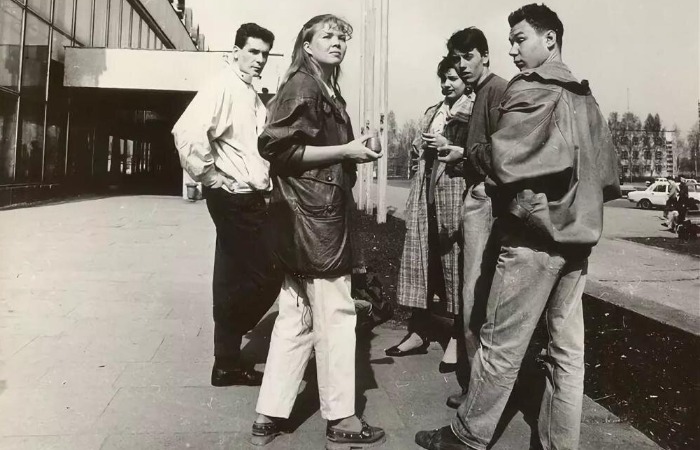 Фарцовщики не выделялись из толпы. / Фото: dzen.ru