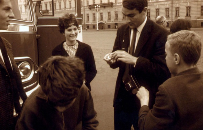 Фарцовщики обменивались с иностранцами товаром. / Фото: br.pinterest.com