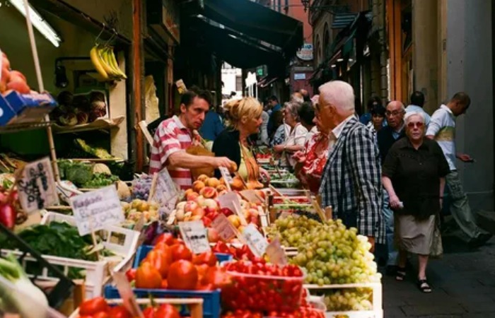 На рынке покупатели просят продавца выбрать товар.