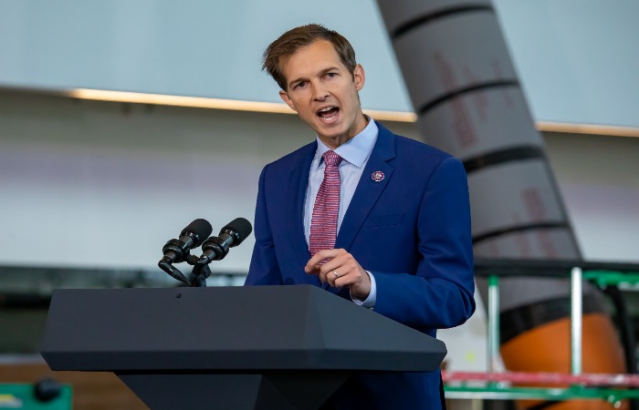 Конгрессмен Джейк Окинклосс с речью.