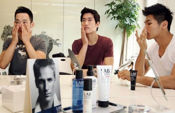 Мужчины в Южной Корее активно пользуются косметикой.