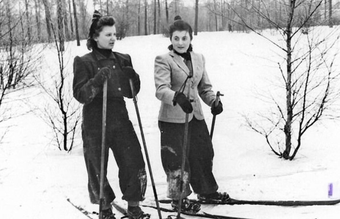 Лыжницы - зимнее развлечение в начале 20 века. Лыжницы - зимнее развлечение в начале 20 века.