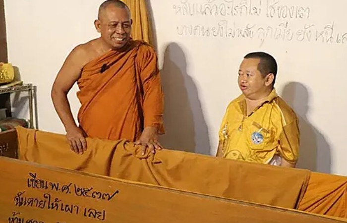 Пхра Кру Викорам Вачирисан - монах, который спал в гробу.