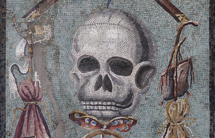 Мозаика с изображением скелета.