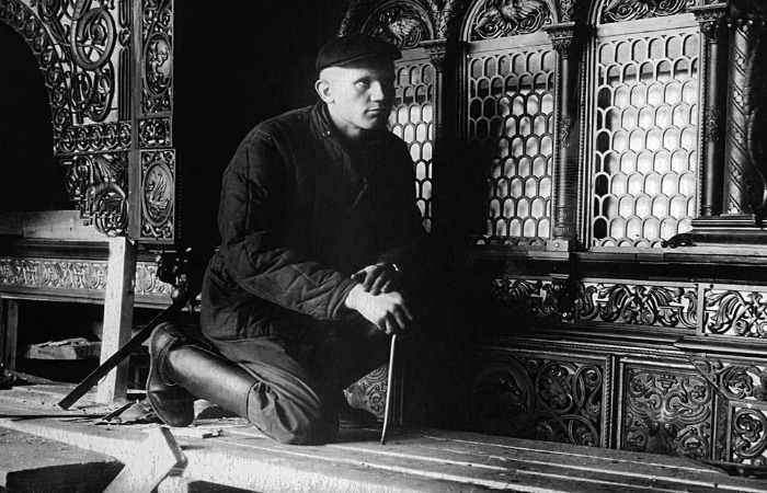 25 мастеров поехали в Париж, чтобы собрать павильон. 25 мастеров поехали в Париж, чтобы собрать павильон.