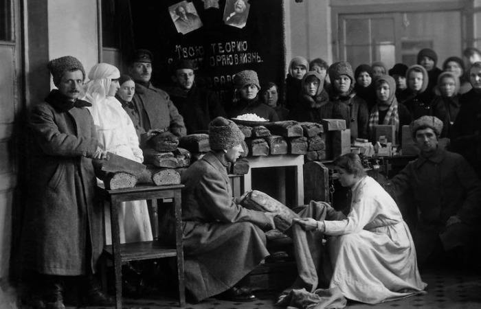 Распределение хлеба по пайкам.