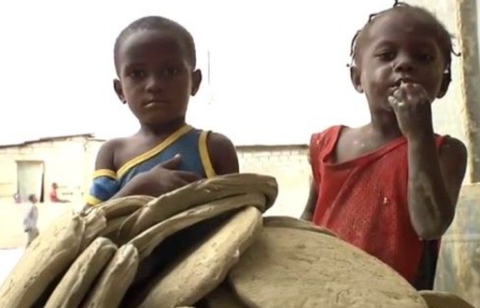 Грязевое печенье едят все, а детям и беременным женщинам даже рекомендовано. Грязевое печенье едят все, а детям и беременным женщинам даже рекомендовано.