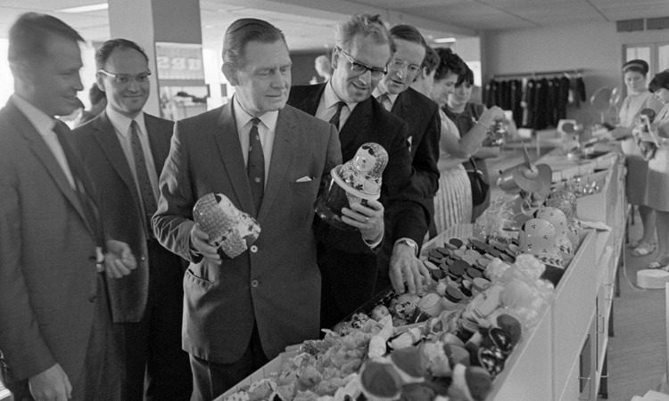 Покупатели магазина Березка.