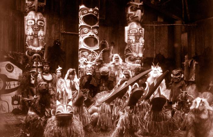 Проведение потлача - ритуала избавления от излишества у индейцев. / Фото: imdb.com